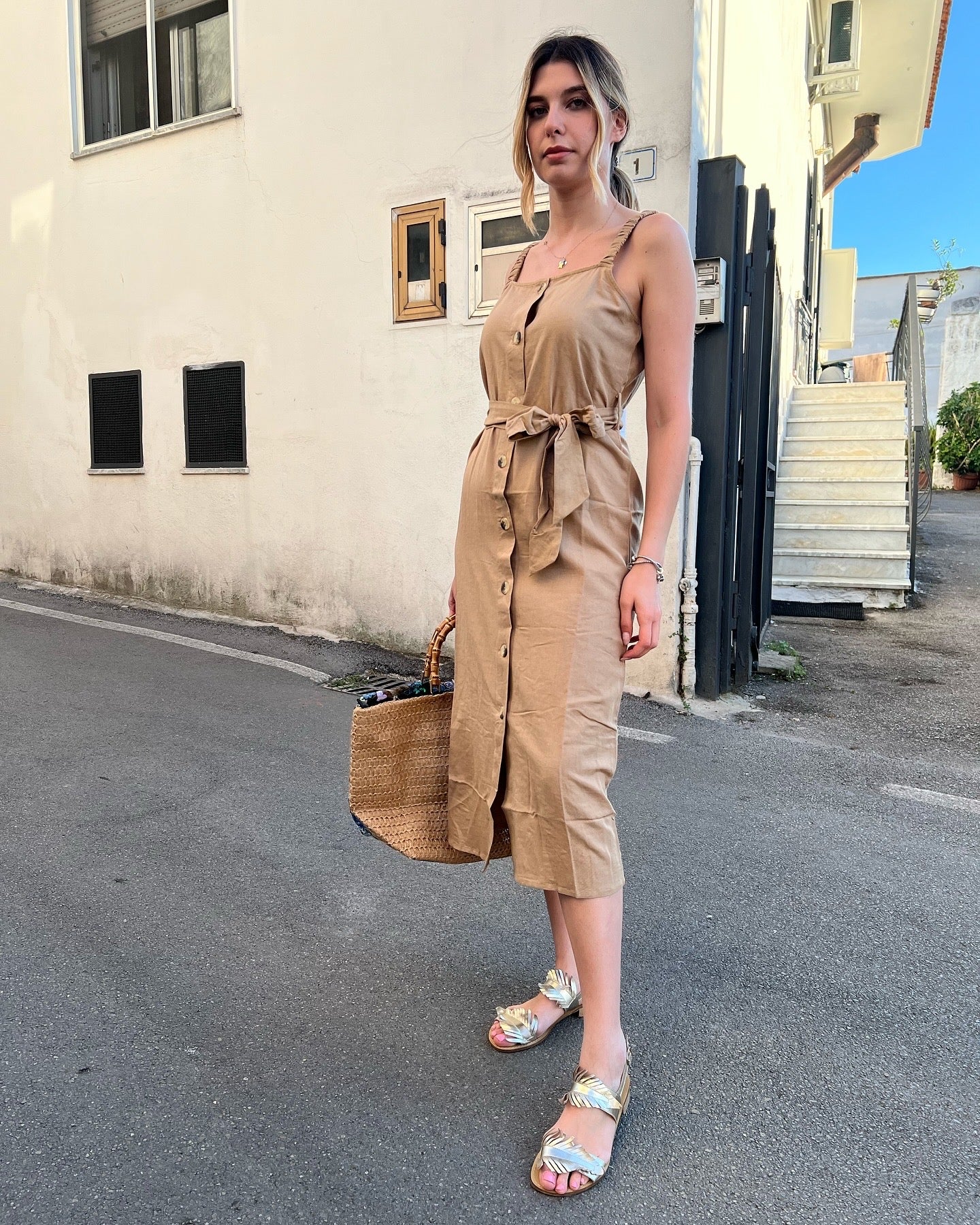 "Abito Crack beige - vista laterale design elegante"