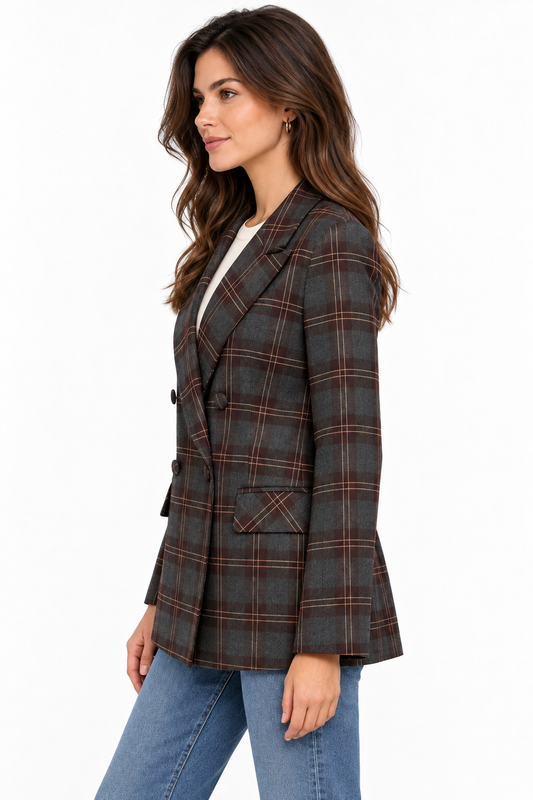 Blazer donna a quadri 536 indossato, vista laterale con tasca a patta e fantasia grigio, cioccolato e camel.