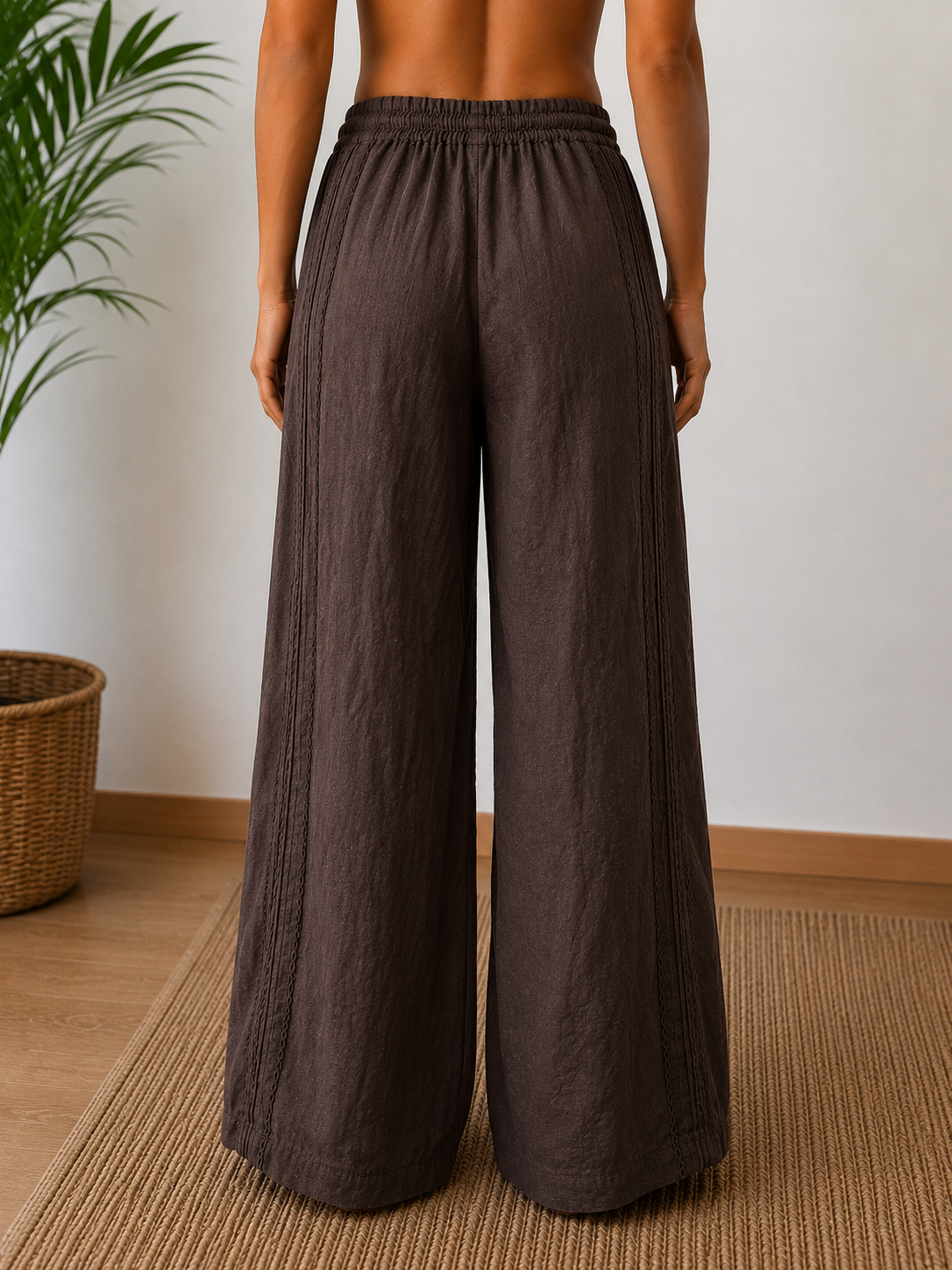 Pantalone palazzo in lino cioccolato - gamba larga alta vita - vista posteriore indossato da modella - Made in Italy - Frarò