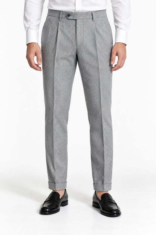Pantalone uomo sartoriale 748 Moro grigio, indossato, vista frontale con pinces e risvolto