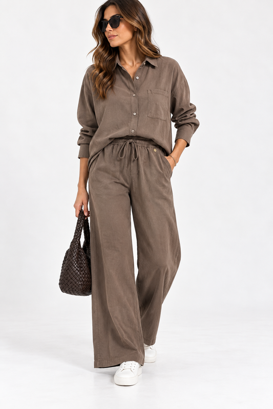 Completo donna 136 Erica Bellucci camel effetto daino, vista frontale indossata con camicia e pantalone wide leg