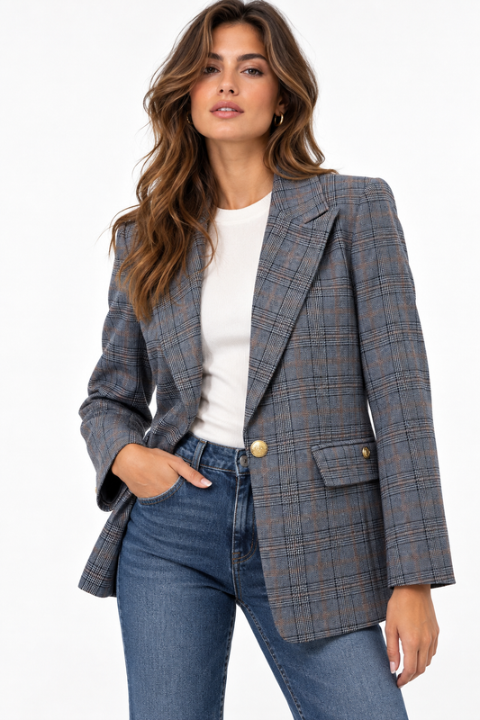 “Blazer donna a quadri blu 521 Erica Bellucci indossato aperto, vista frontale con revers e tasche con pattina”