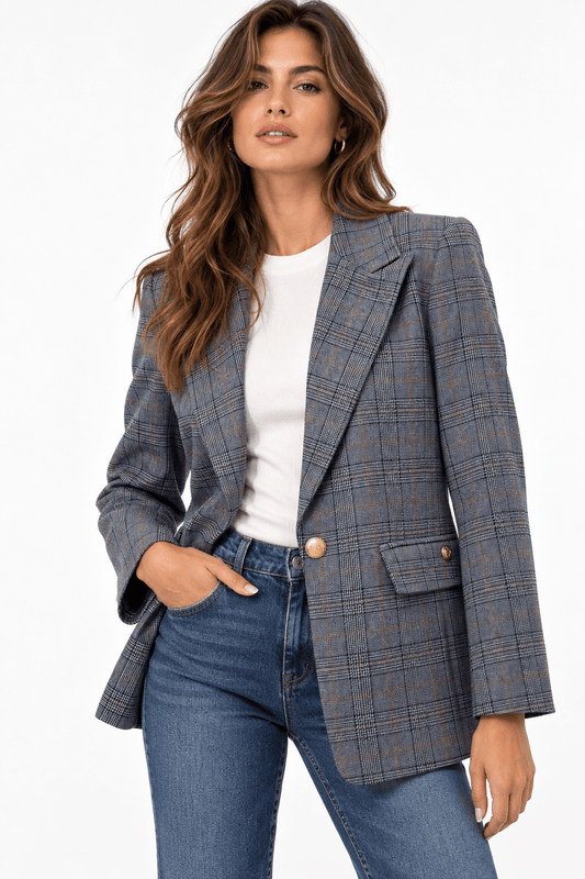 “Blazer donna a quadri blu 521 Erica Bellucci indossato aperto, vista frontale con revers e tasche con pattina”