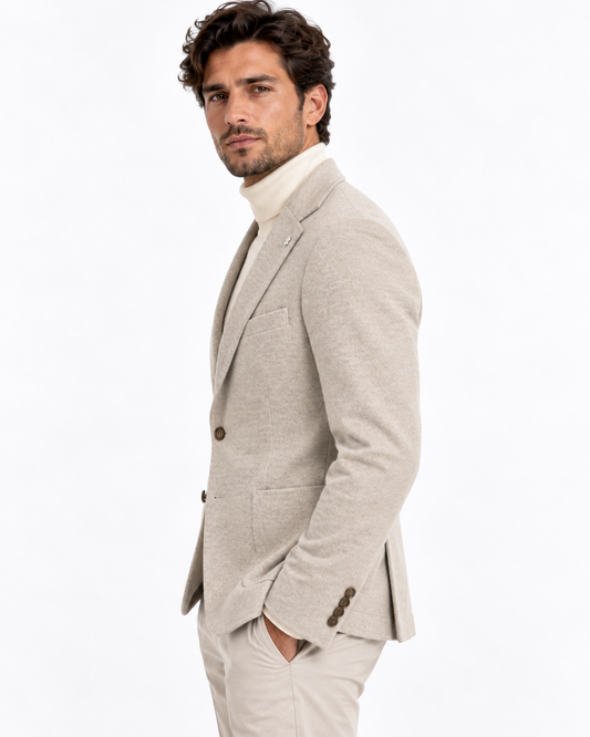 Giacca uomo in maglia beige con tasche a toppa e bottoni ai polsi, vista laterale indossata.