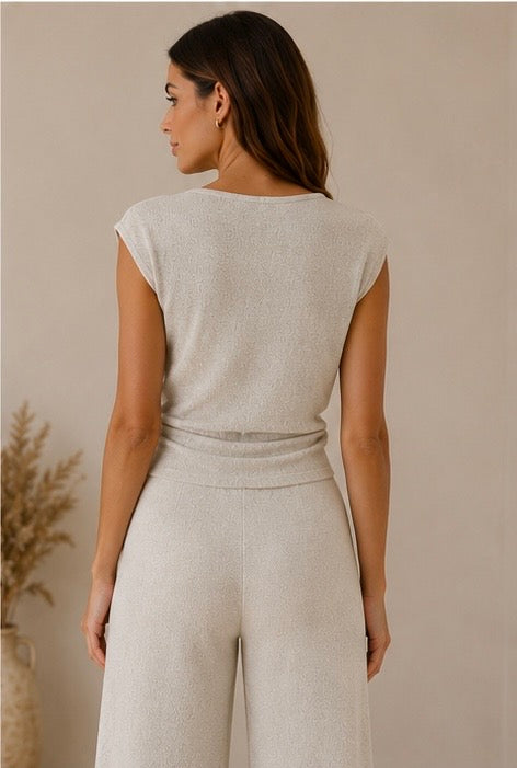Maglia donna mezza manica con arriccio laterale e spilla decorativa - vista posteriore, vestibilità avvitata – Coord Set donna elegante Taky Frarò