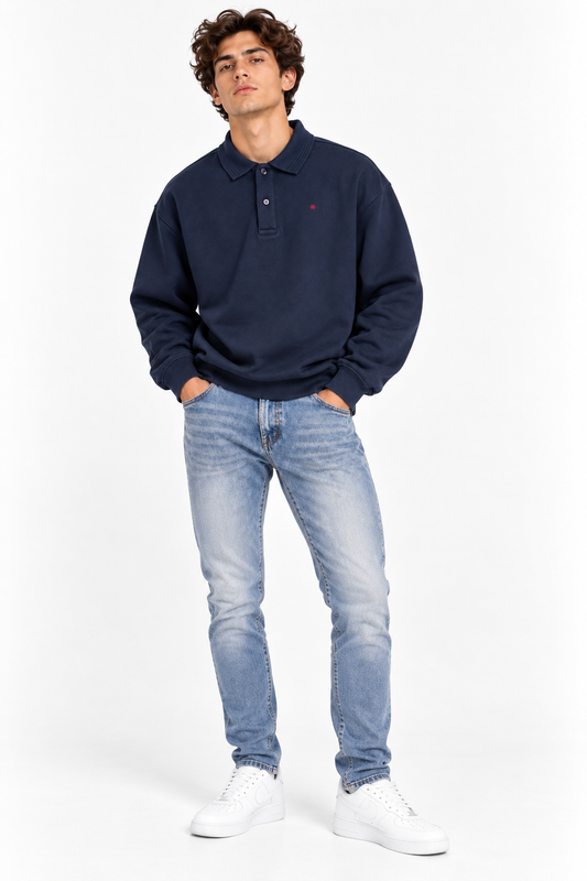 Jeans uomo Dylan_125 blu chiaro indossati a figura intera, abbinati a polo blu scuro e sneaker bianche.