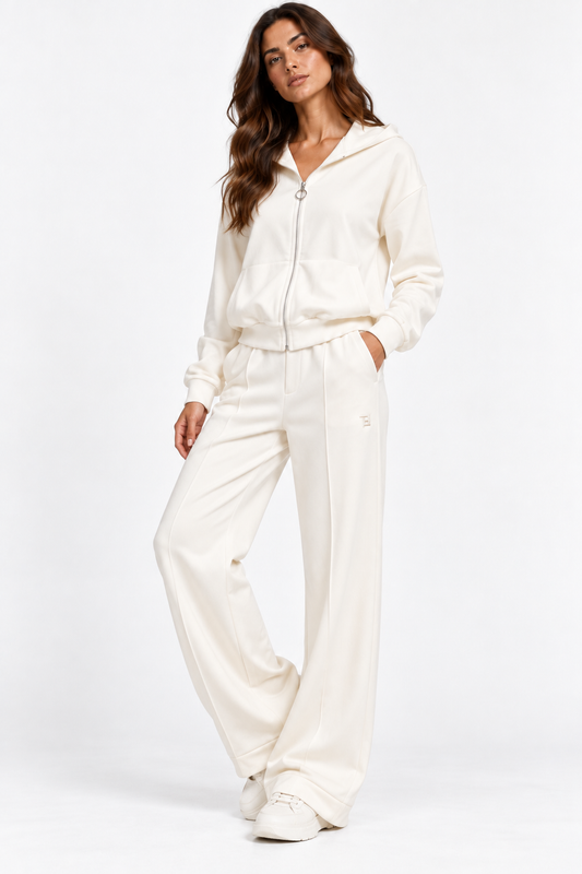 Tuta donna Pam Tiffosi color panna indossata, vista frontale con felpa con zip e pantaloni wide leg