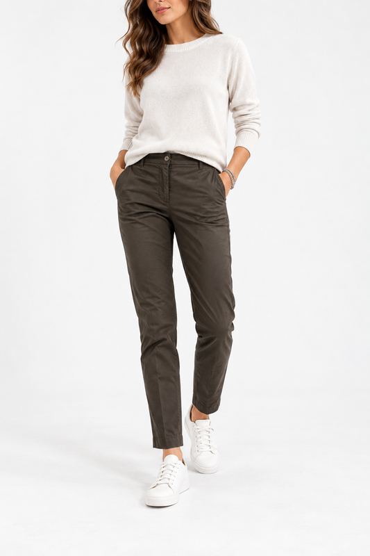 Pantalone donna Any color cioccolato total look indossato, vista frontale con vita media e gamba a sigaretta abbinato a maglia in viscosa bianca.