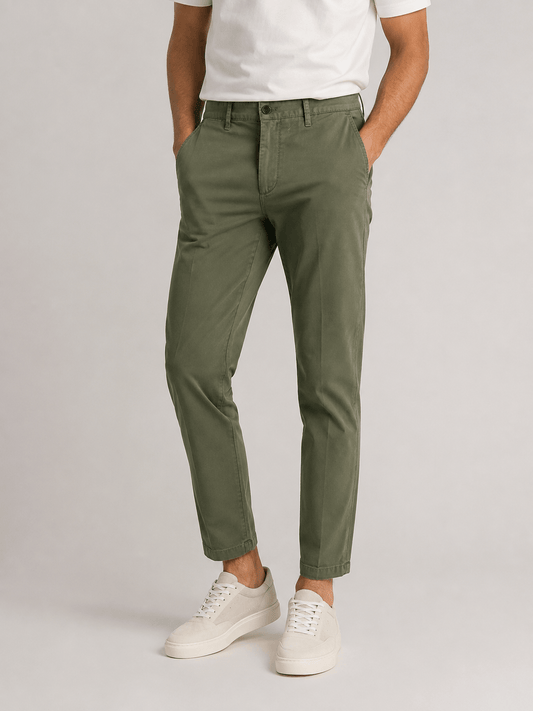 Pantalone twill uomo verde militare – vista frontale indossato da modello - cotone elasticizzato 97% cotone 3% elastene, made in Italy – Frarò