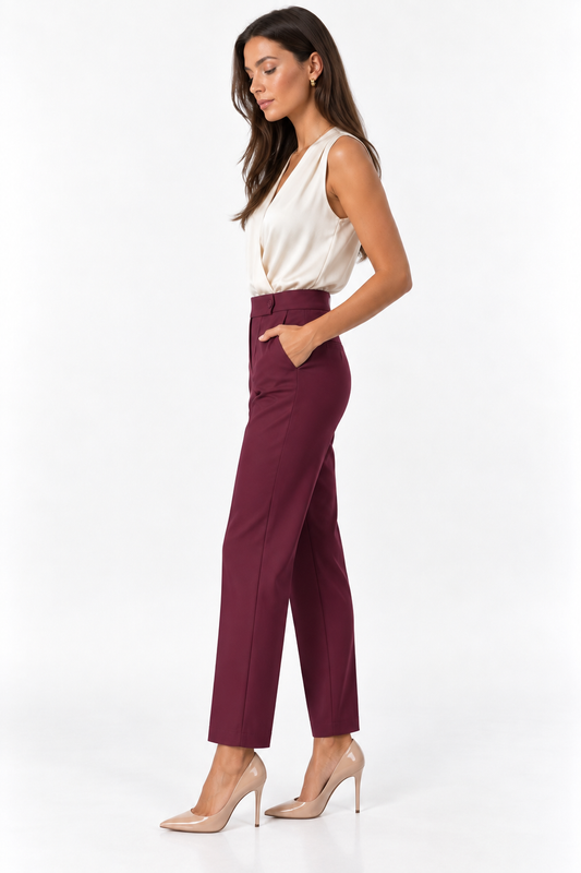Pantalone donna invernale capri bordeaux Erica Bellucci con linea alla caviglia, vista laterale indossato