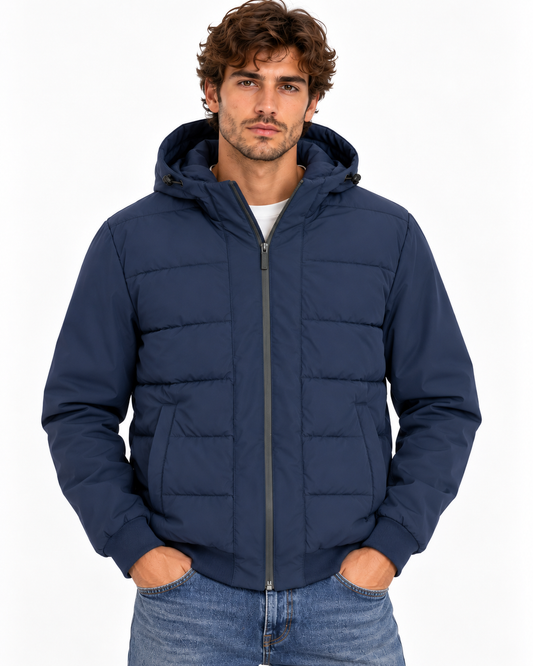 Piumino uomo Clark Tiffosi blu navy indossato, vista frontale con chiusura a zip.