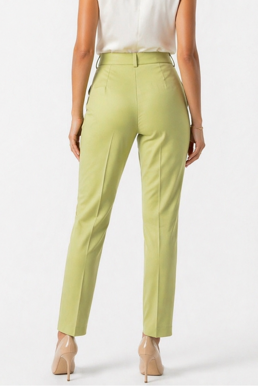 Pantalone capri donna vita alta colore verde chiaro con tasche a filo – vista posteriore indossato da modella - total look - Made in Italy Erica Bellucci