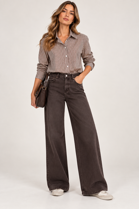 Outfit completo con jeans wide leg donna marrone Tiffosi Celine abbinati a camicia Marao e snekers bianca– look casual chic donna