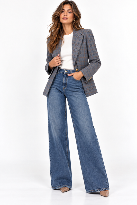 Jeans donna blu denim wide leg lunghezza intera modello Celine 10 Frarò, total look abbinato con blazer a quadri donna.