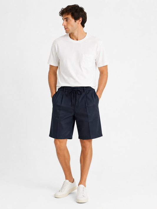 Bermuda uomo poly viscosa blu – total look indossato con t-shirt in bianco - Made in Italy