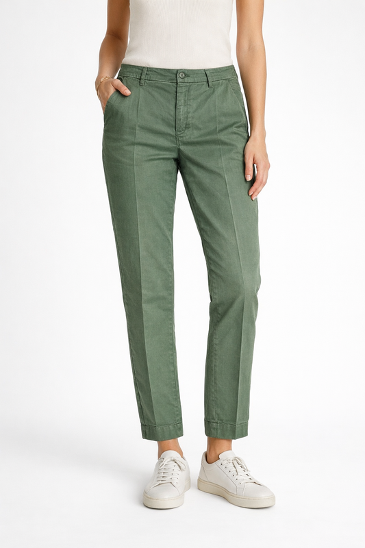 "Pantalone Any donna in cotone Capri colore militare, vista frontale indossato da modella"