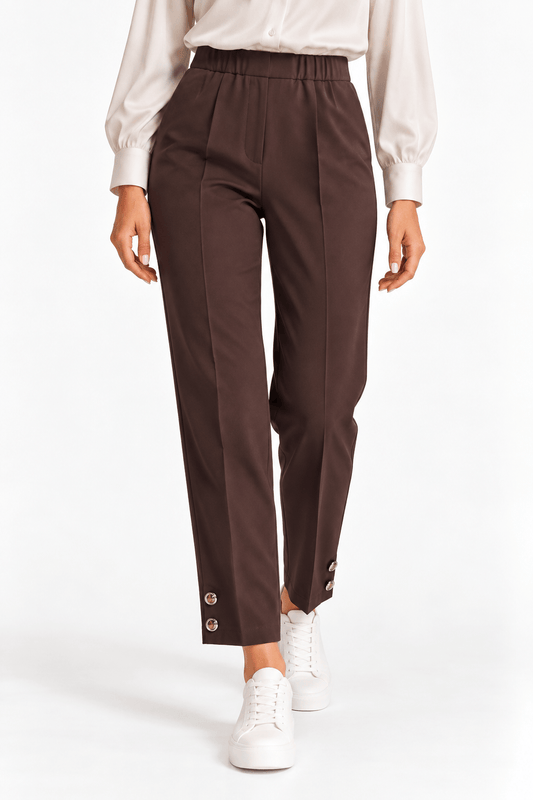 Pantalone Capri donna color cioccolato indossato, vista frontale con vita elasticizzata e bottoni sul fondo.