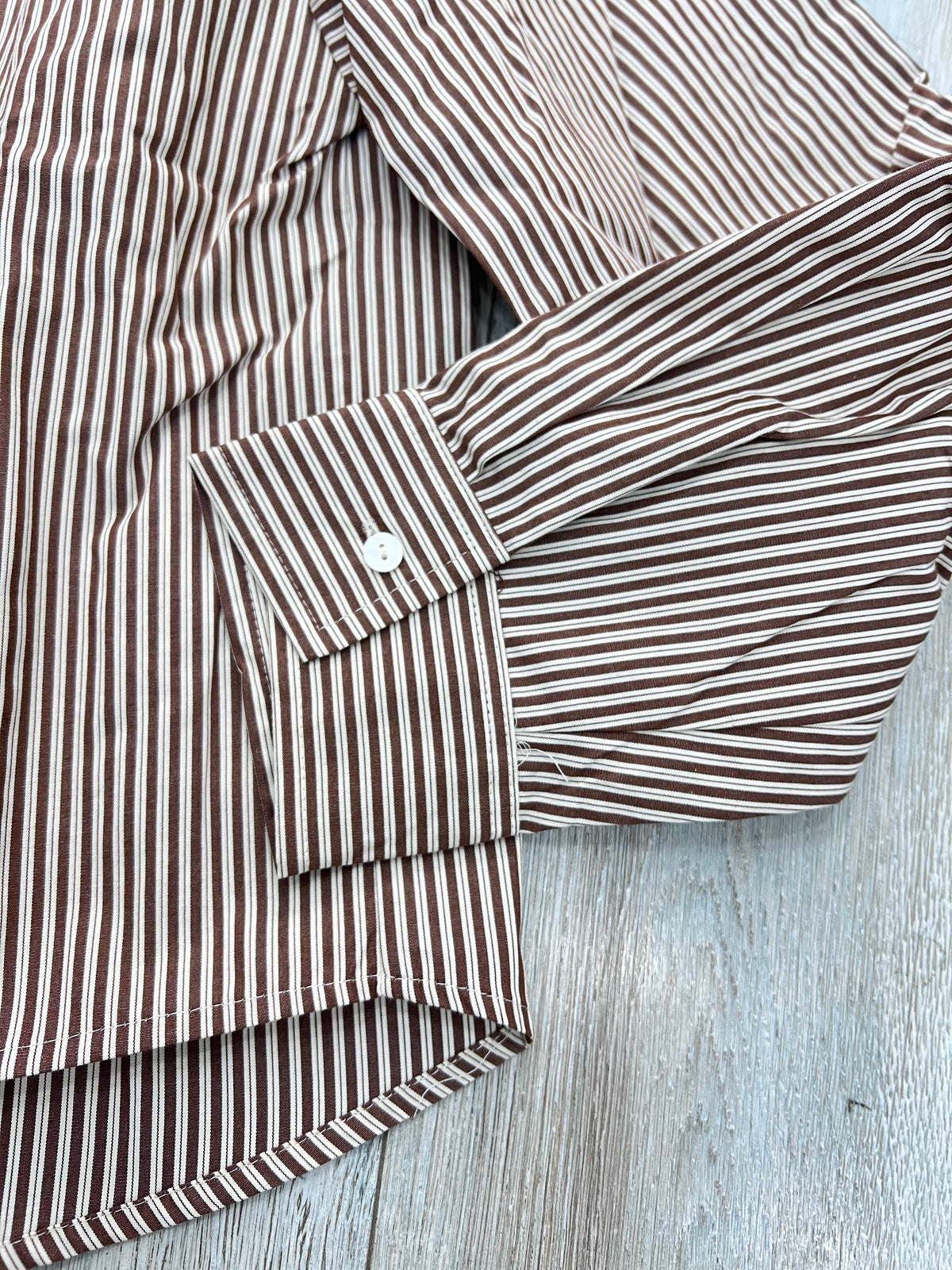 Camicia donna a righe Marao, marroni e bianche in cotone, dettaglio polsi e fantasia tessuto