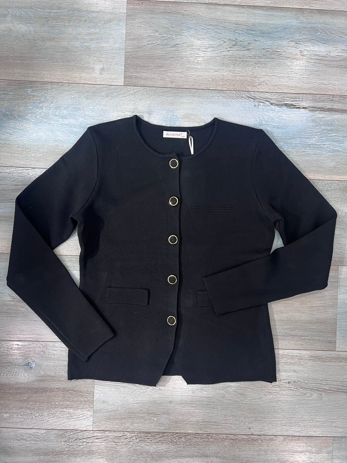 Cardigan donna nero in maglia, vista frontale, con girocollo, cinque bottoni metallici, maniche lunghe e taschini decorativi
