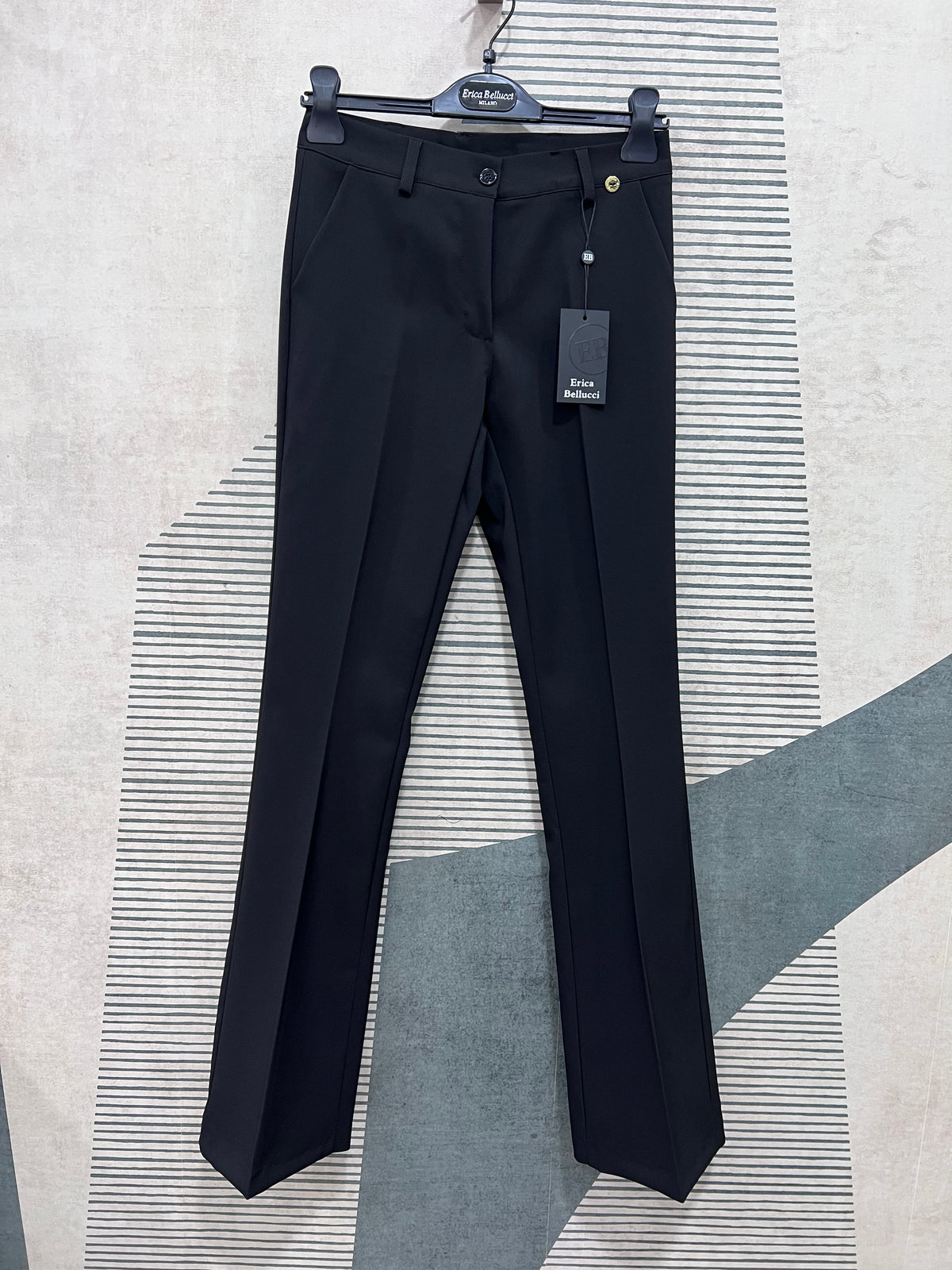 Pantalone a zampa del tailleur donna nero, Erica Bellucci modello 526 con linea aderente e fondo a zampa