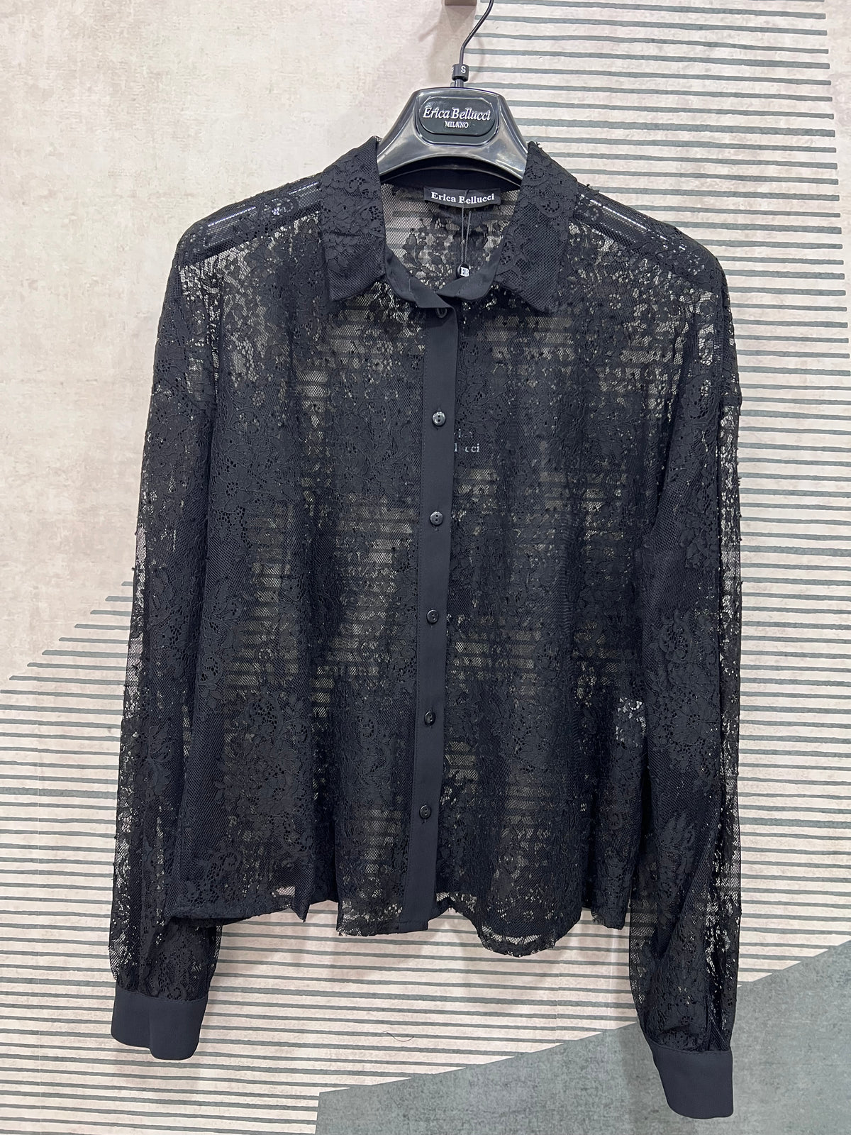 Camicia donna nera Erica Bellucci 138 con tessuto traforato, collo francese e chiusura a bottoni