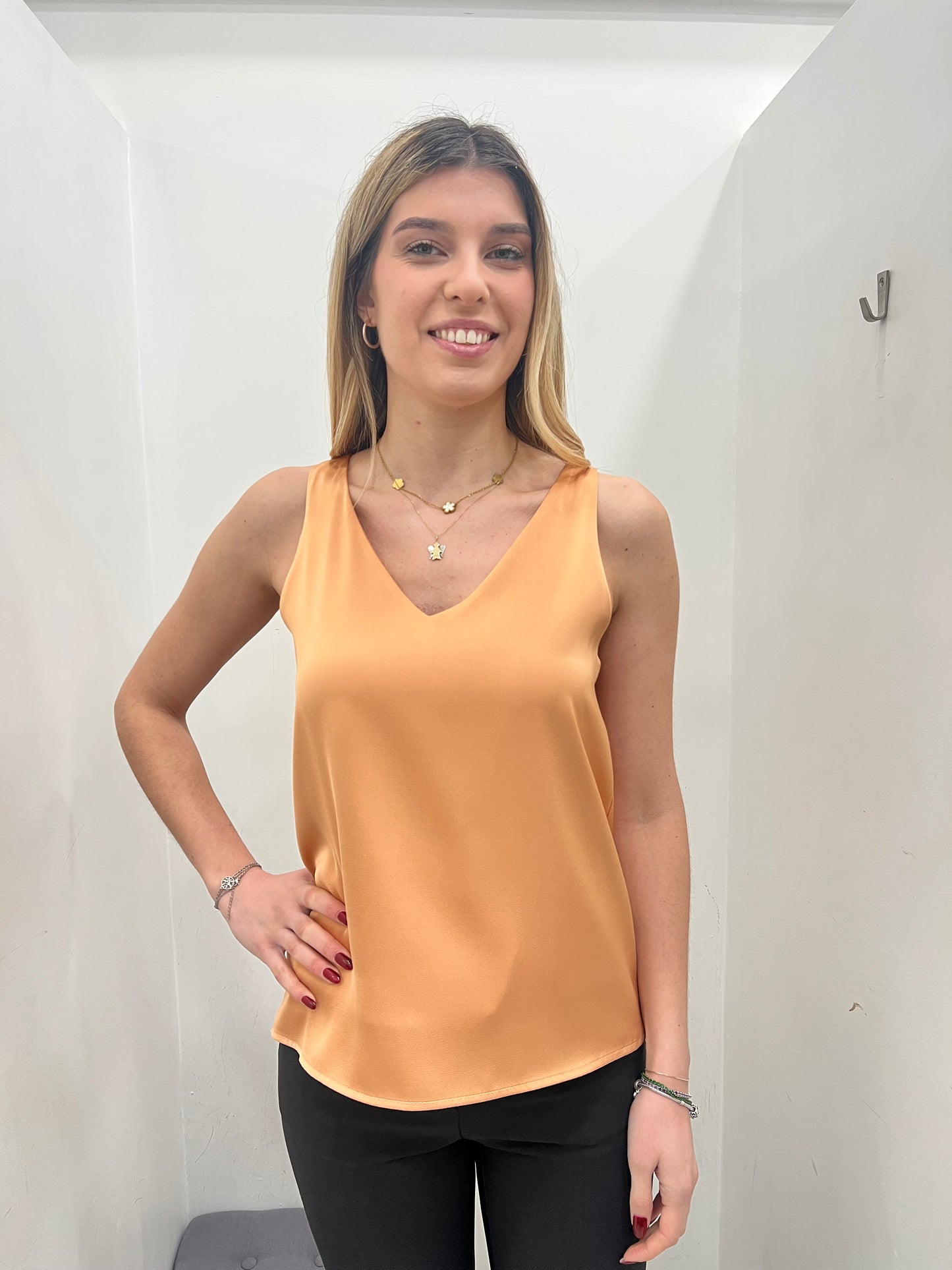 top Scollo a V donna arancio indossato da modella- vista frontale