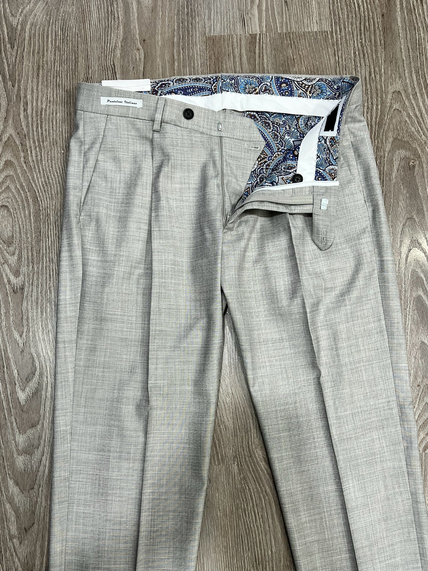 Pantalone sartoriale Meet - dettaglio tessuto e manifattura made in Italy