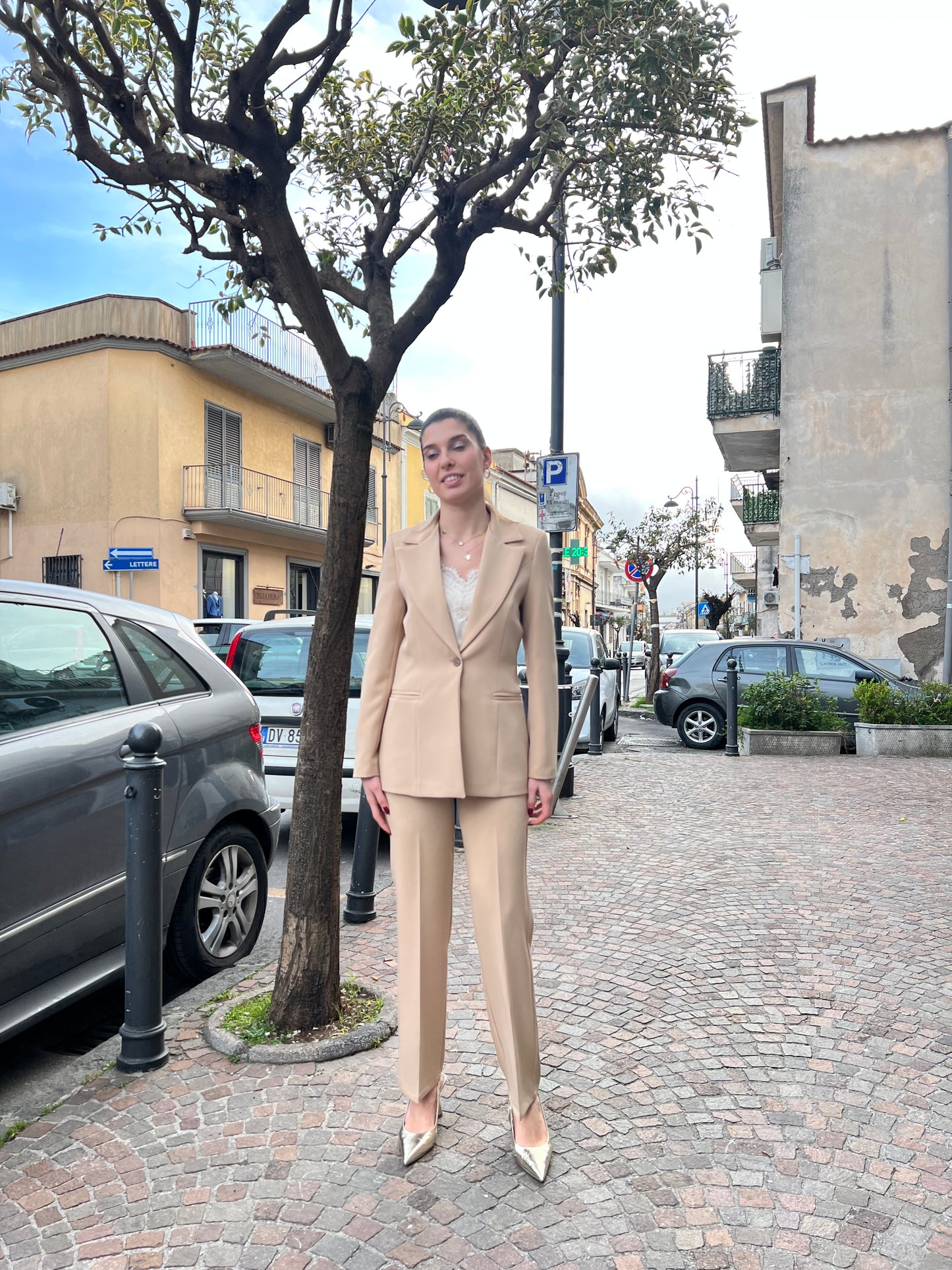 "Completo elegante Mokos beige - dettaglio giacca mono petto e pantalone gamba dritta professionale"
