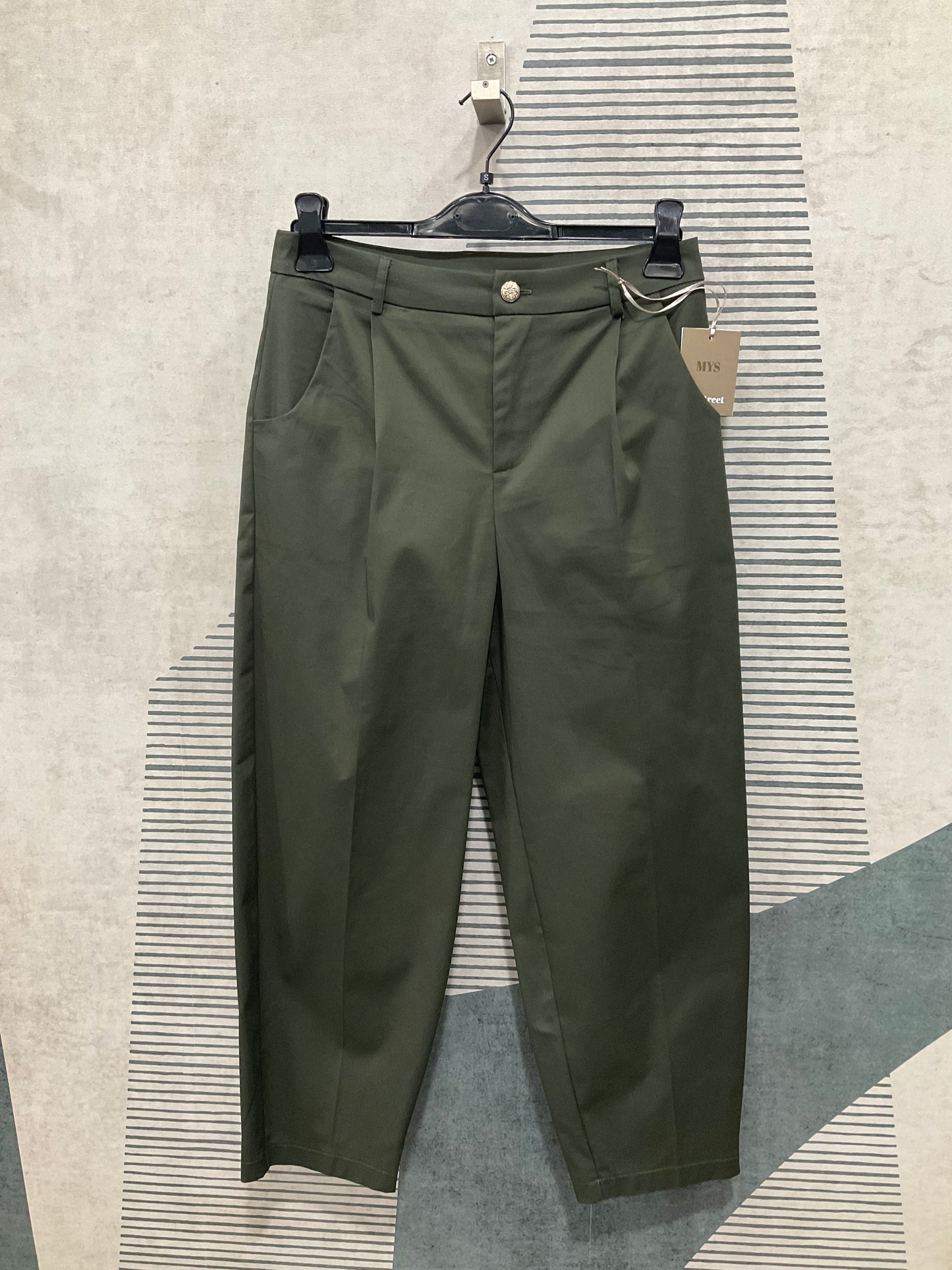 "Vista completa del pantalone Balom color militare, modello alla caviglia con design elegante e casual."