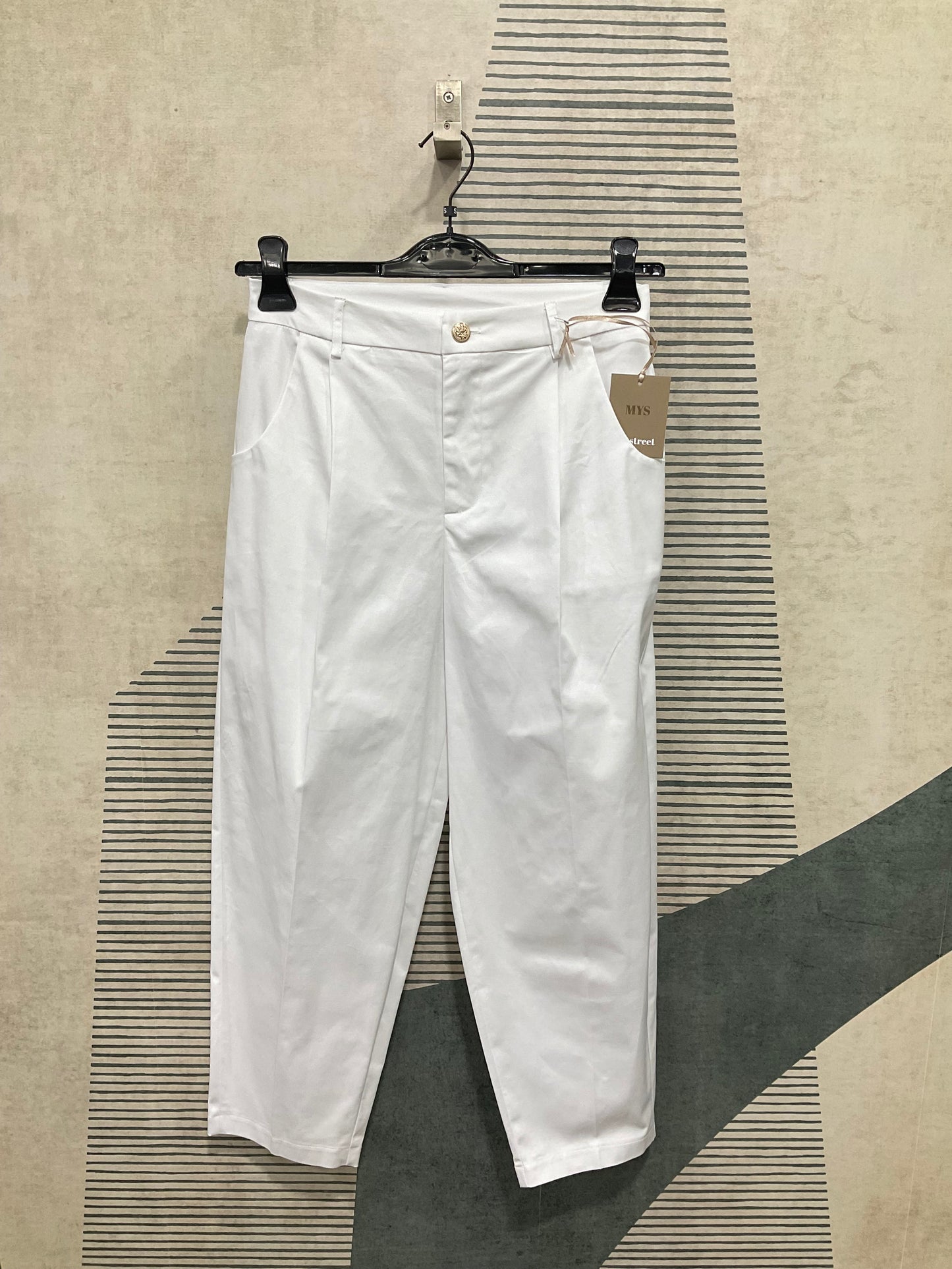 "Pantalone Balom in cotone bianco, modello estivo con lunghezza alla caviglia, Made in Italy."