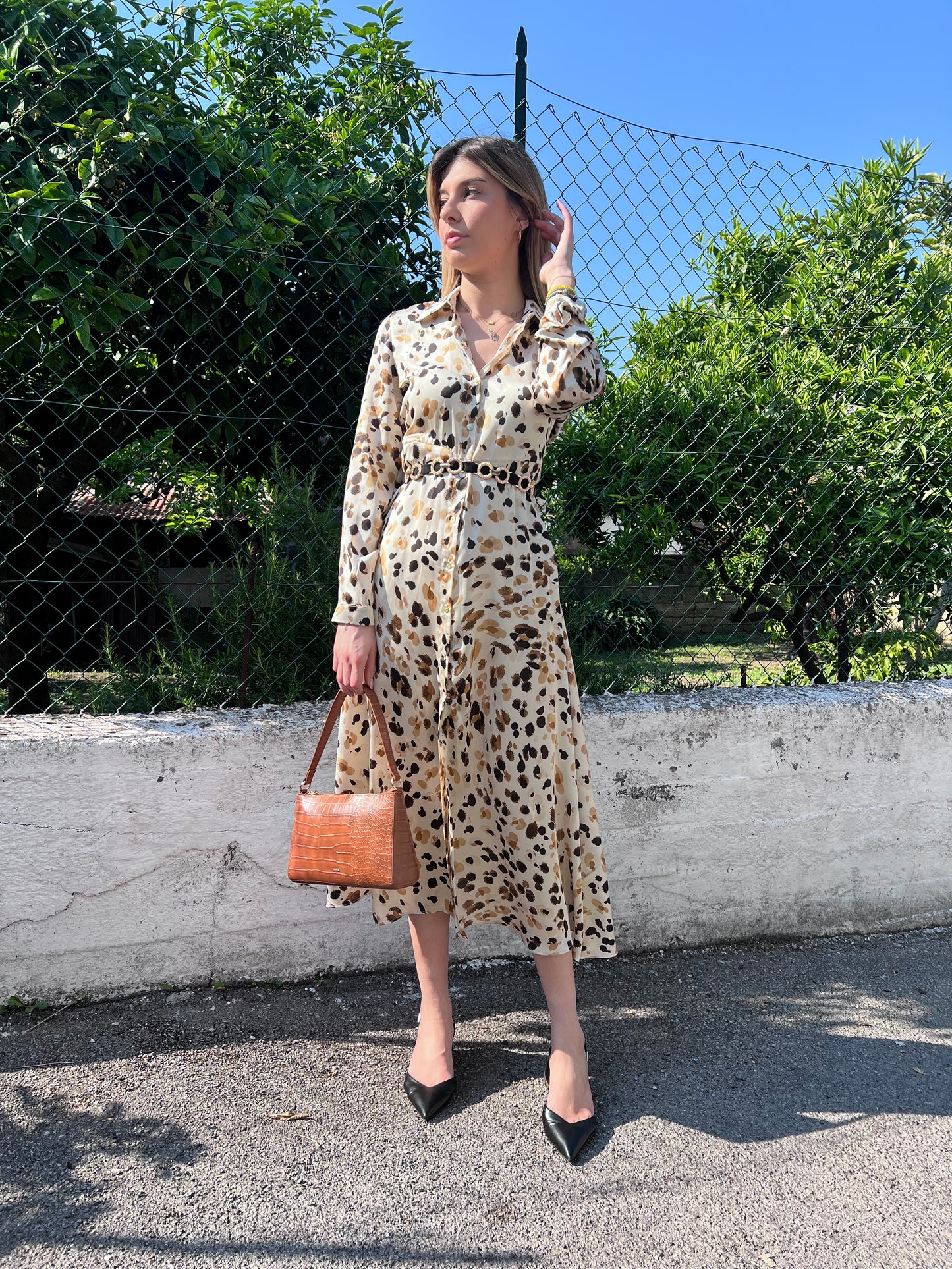 "Vista frontale dell'Abito Camicia F197, tessuto effetto seta con fantasia animalier, manica lunga e vestibilità regolare"