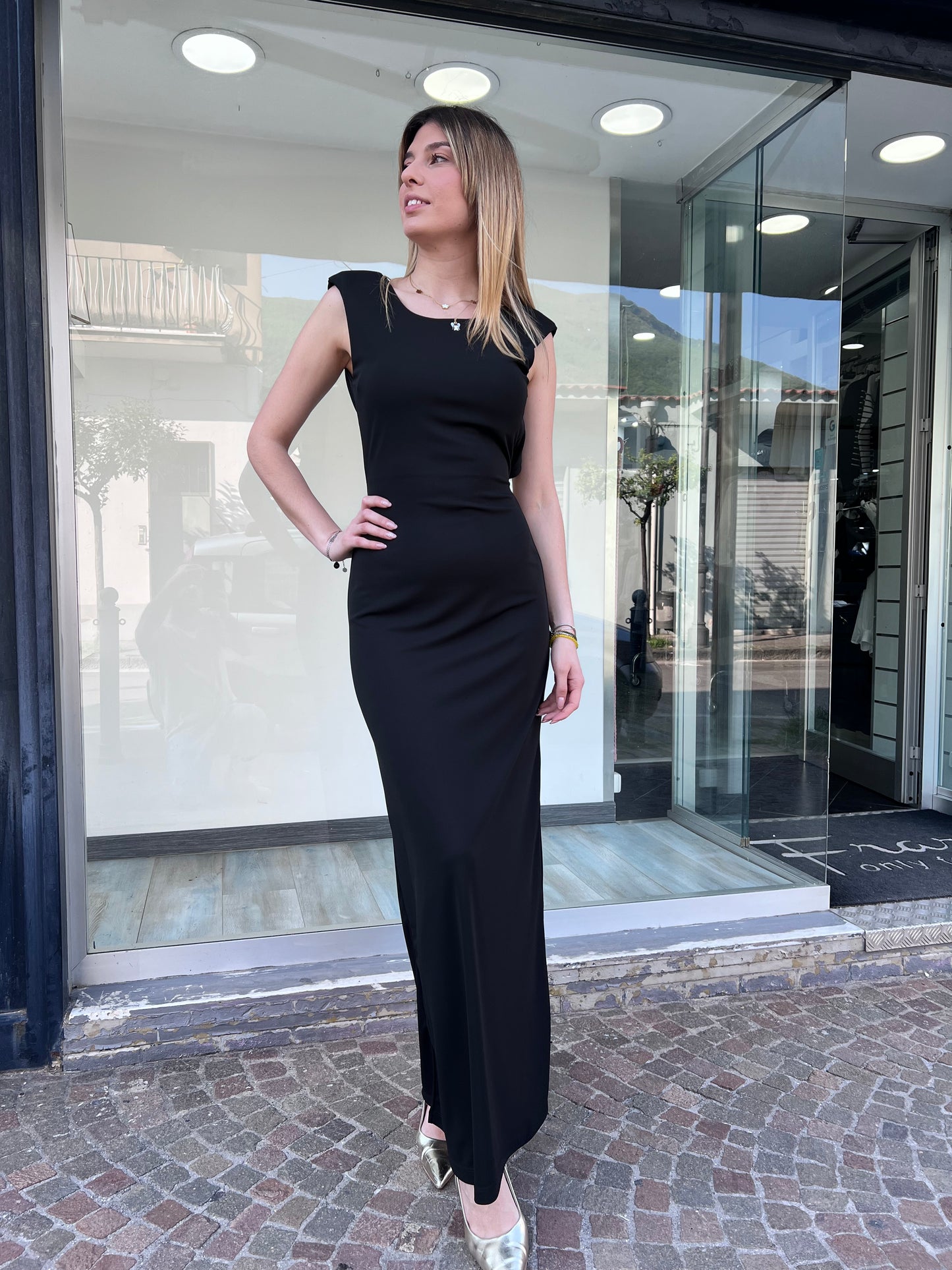 "Abito Lungo P202 vista frontale, colore nero, elegante design italiano con dettagli raffinati"