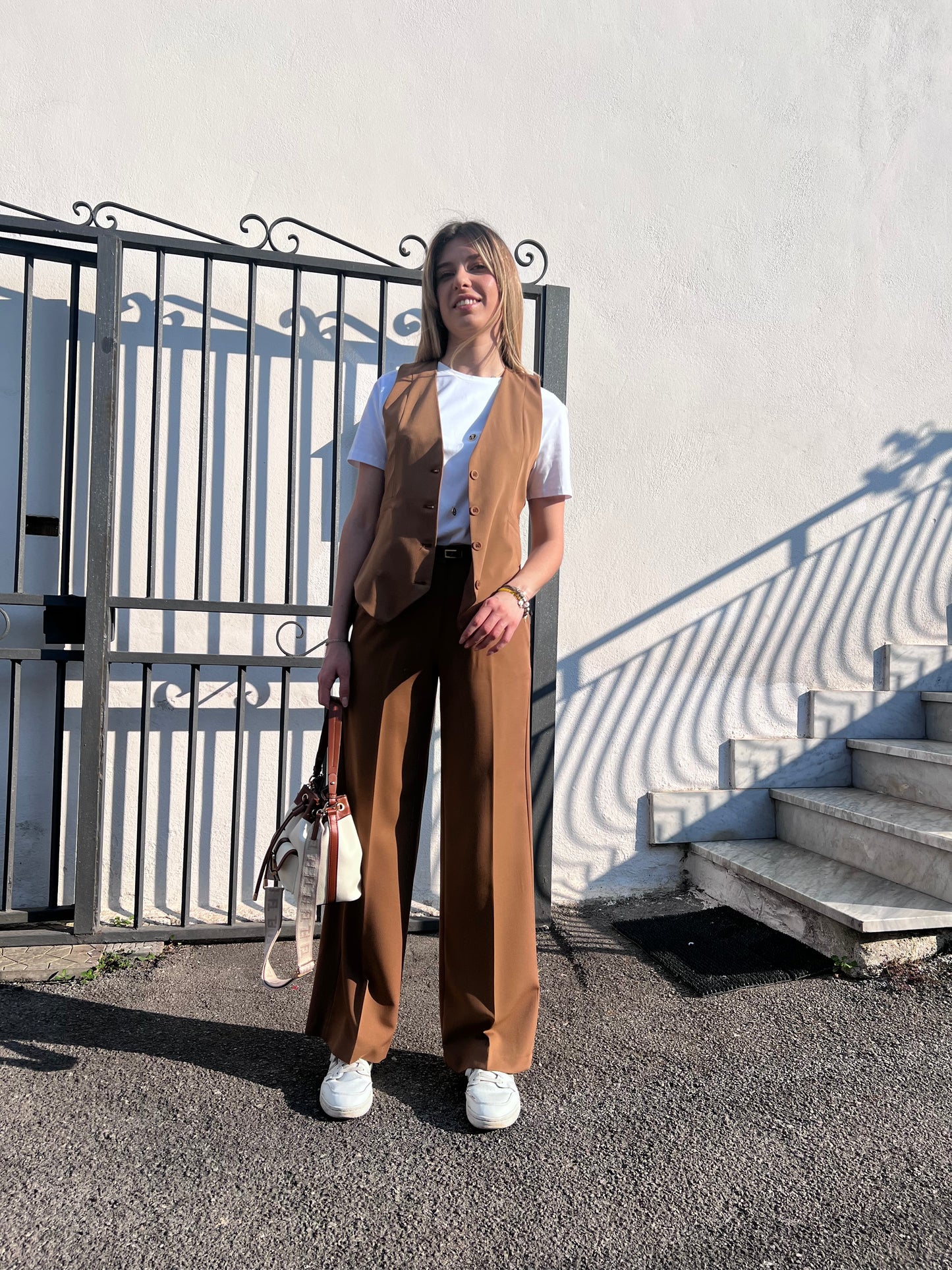 "Modella che indossa Cord Set Street colore Moro, outfit completo con gilet e pantalone"