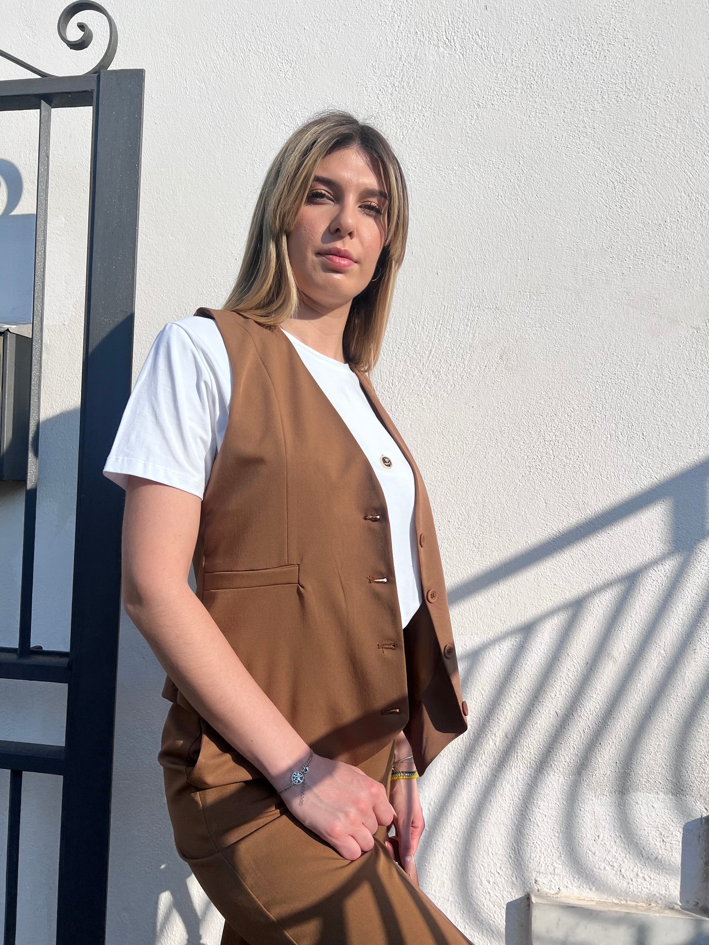 "Cord Set Street colore Moro indossato in ambiente urbano, outfit versatile per diverse occasioni"