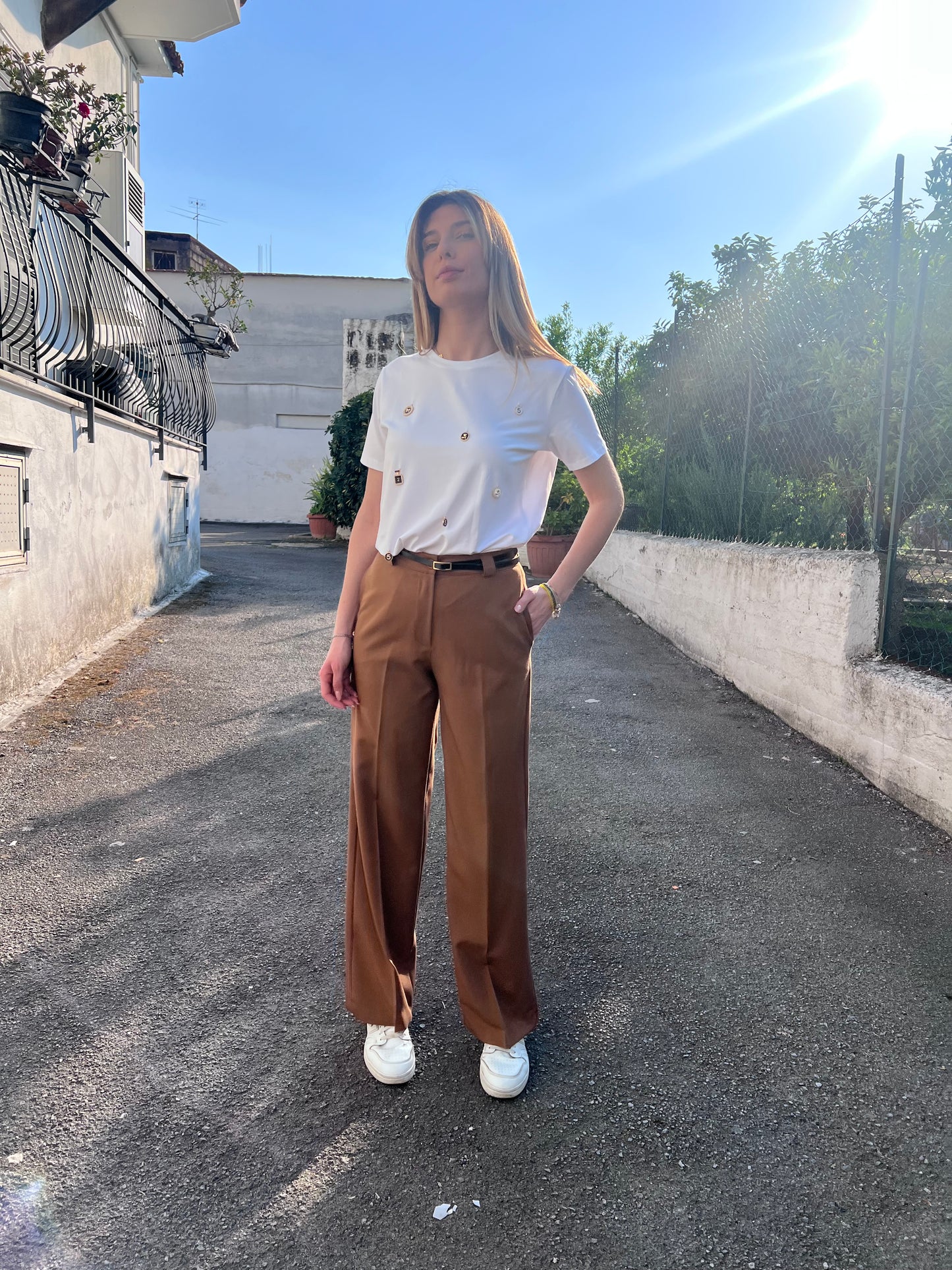 "Pantalone Cord Set Street colore Moro, dettaglio della vita e della gamba, vestibilità comoda"
