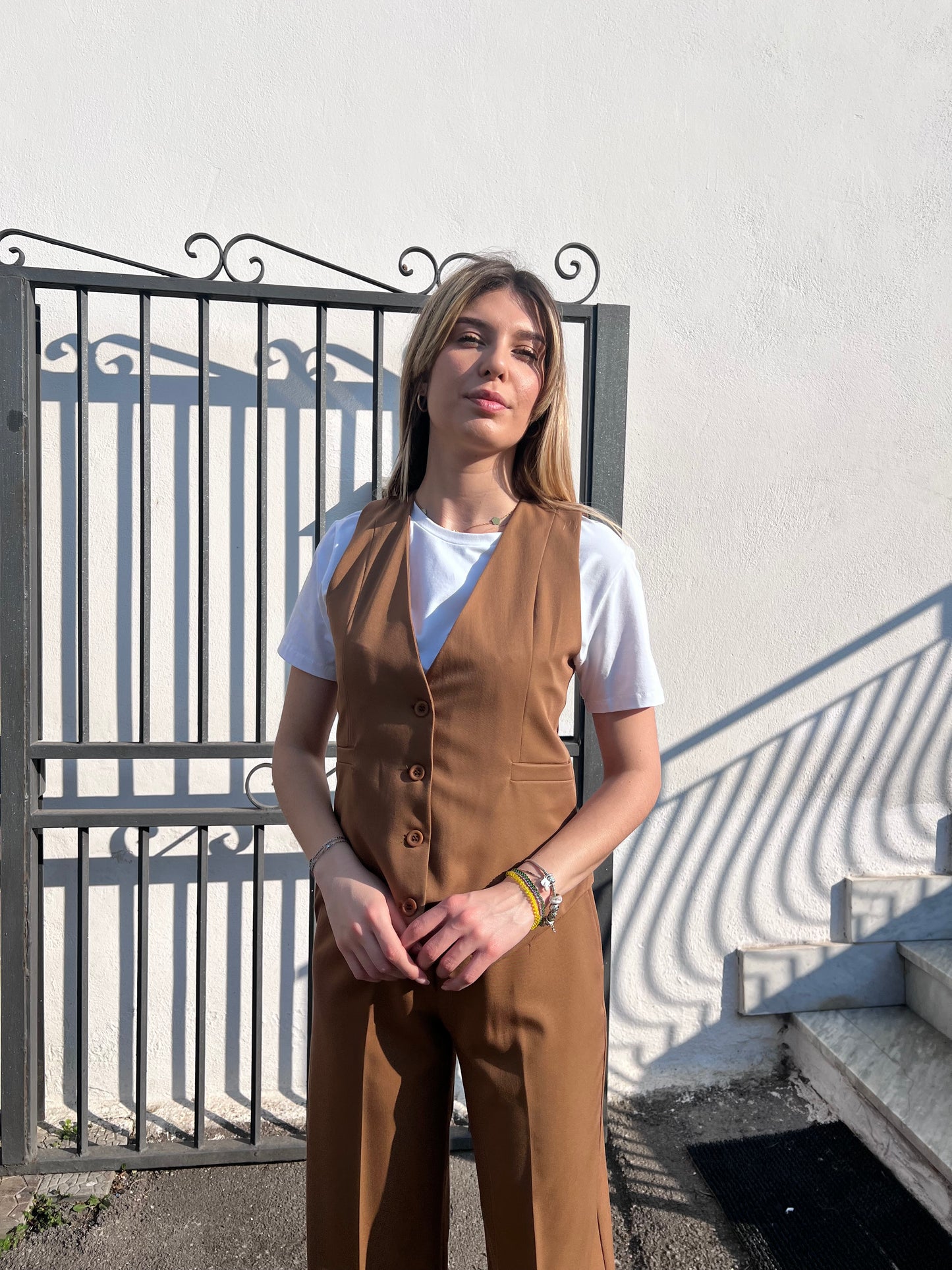 "Primo piano del gilet Cord Set Street colore Moro, dettaglio delle tasche e della chiusura a bottoni"