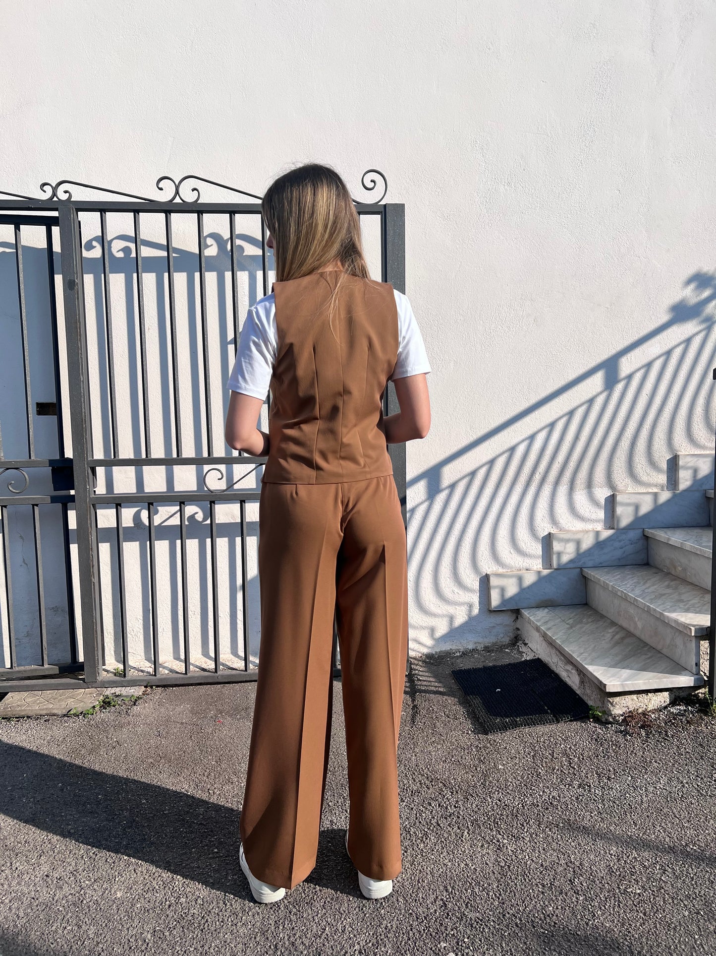 "Vista posteriore del Cord Set Street colore Moro, gilet e pantalone, vestibilità elegante"