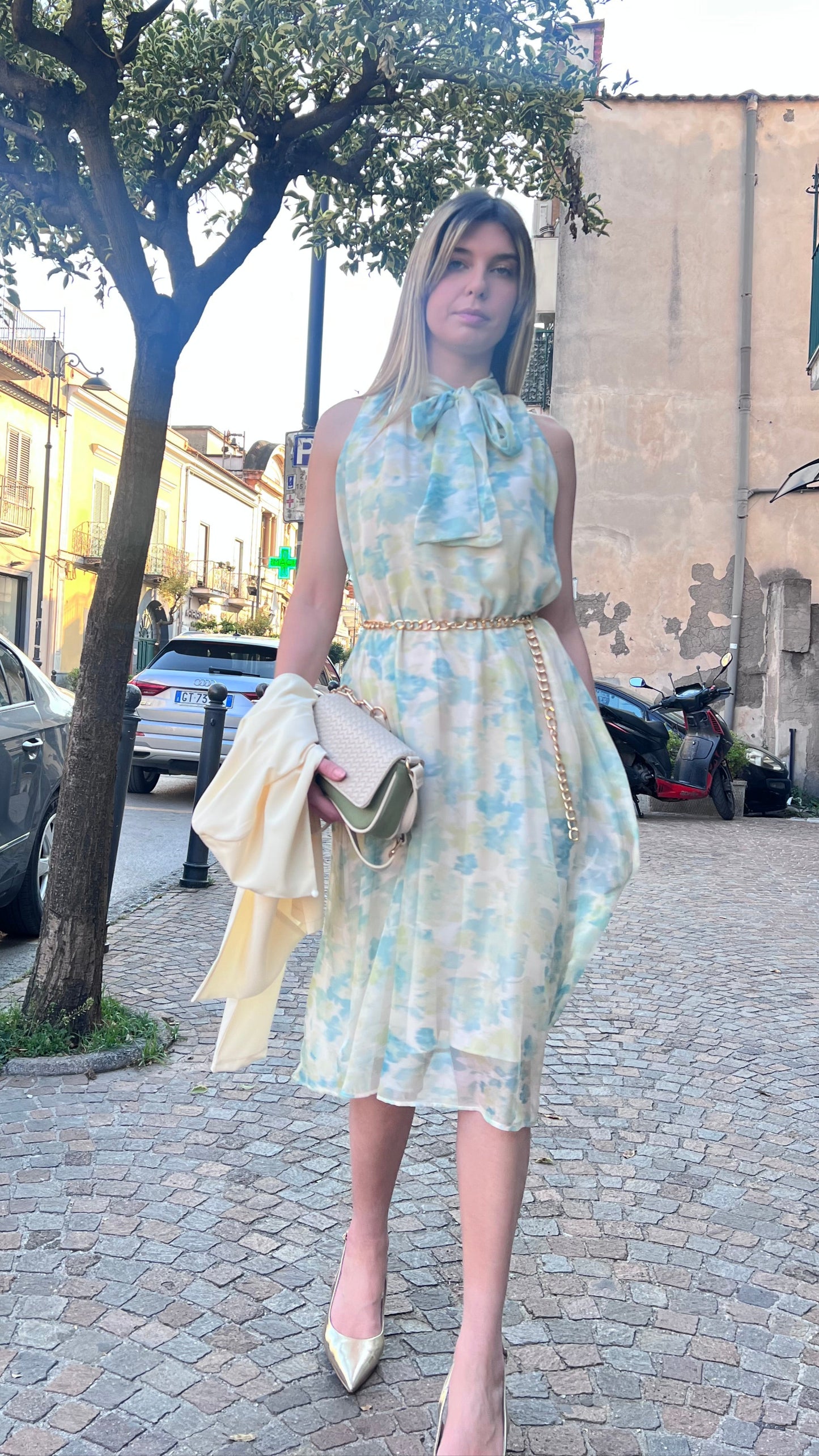 "Vista frontale dell'Abito Midi Fantasia 531, silhouette elegante e raffinata con lunghezza midi, perfetto per occasioni speciali"