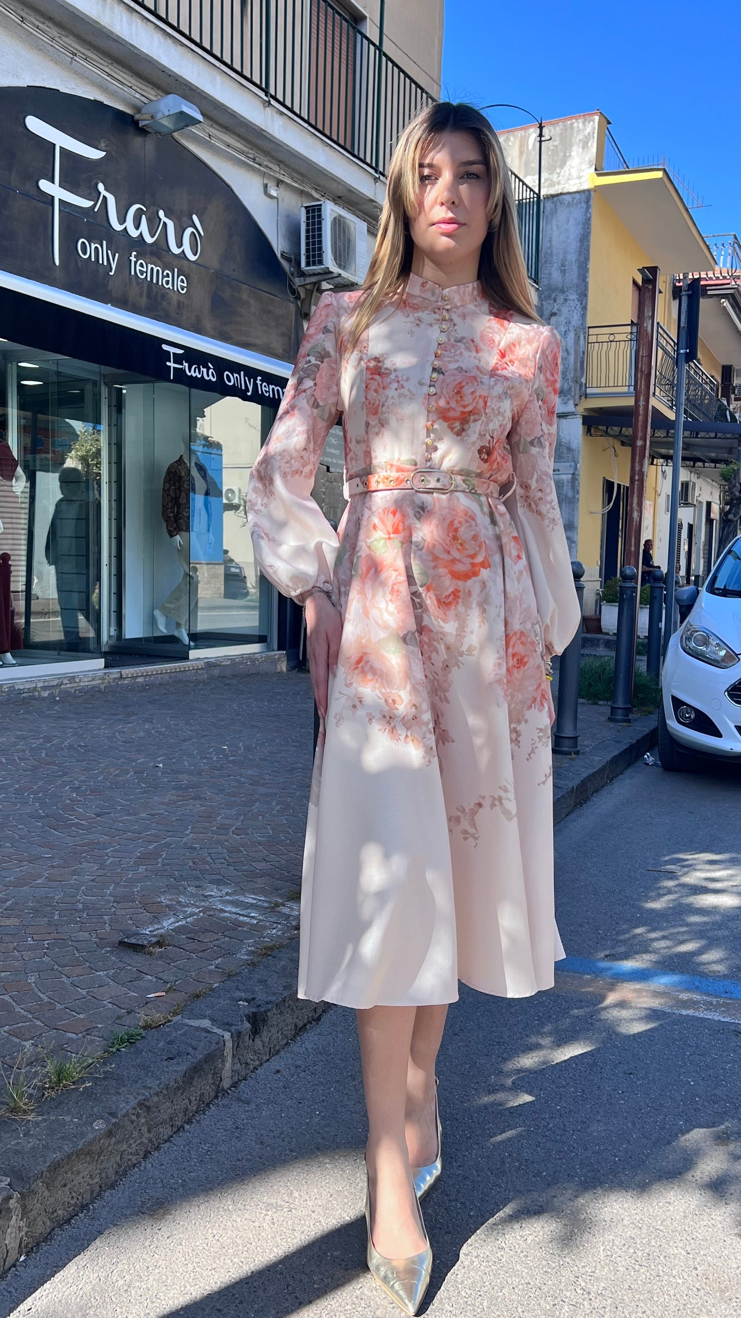 "Modella indossa Abito Flo - Abito midi a manica lunga con stampa floreale e cintura in vita - Frarò"