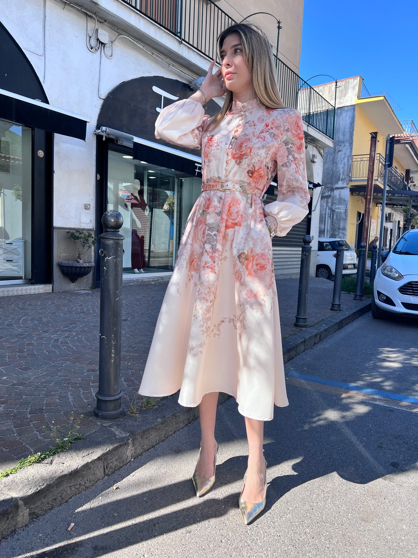 "Abito Flo visto di lato - Silhouette elegante con cintura in vita che valorizza la figura - Frarò"