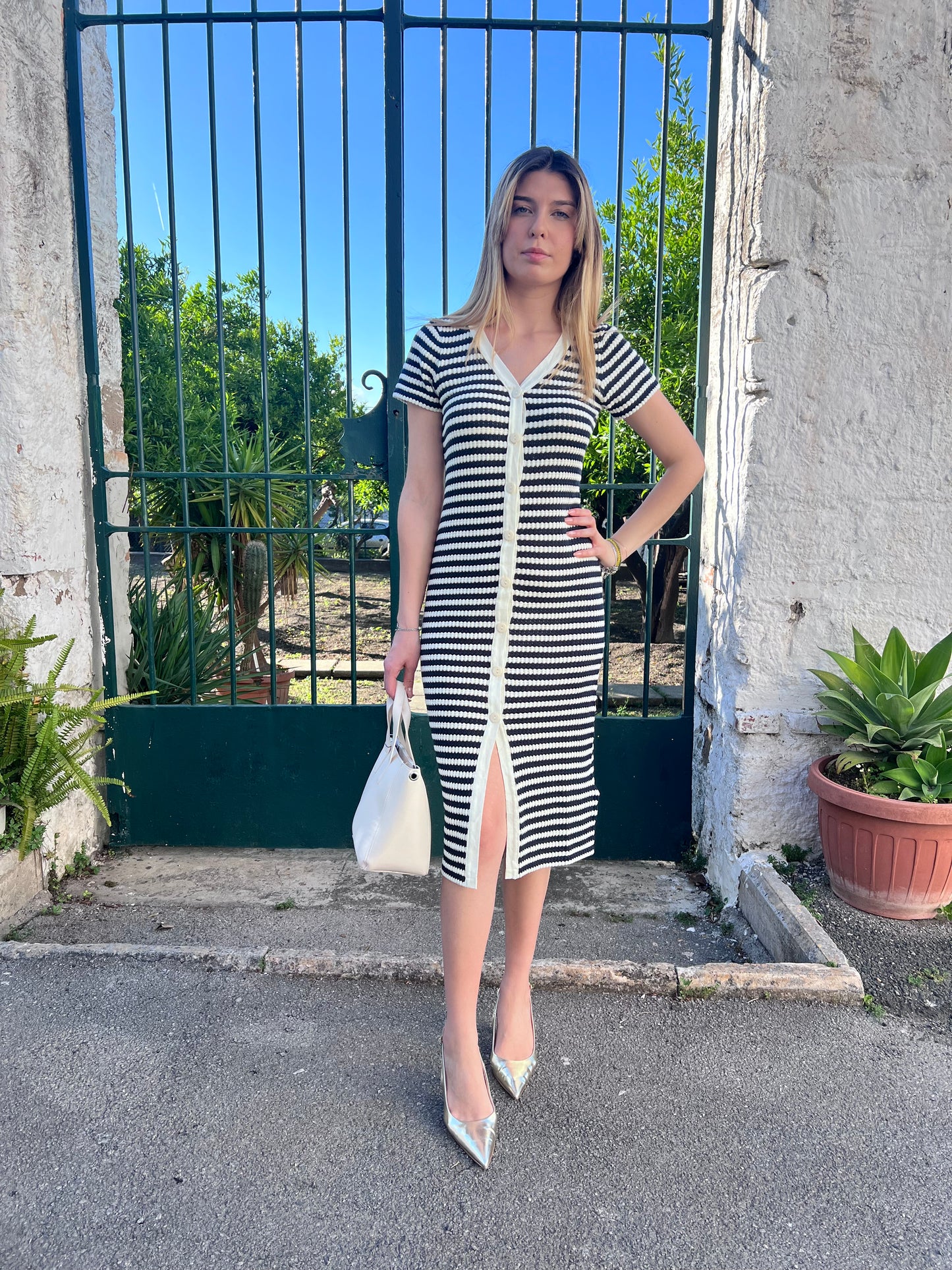 "Abito Lorianna - Abbinamento con accessori per un outfit completo e raffinato"