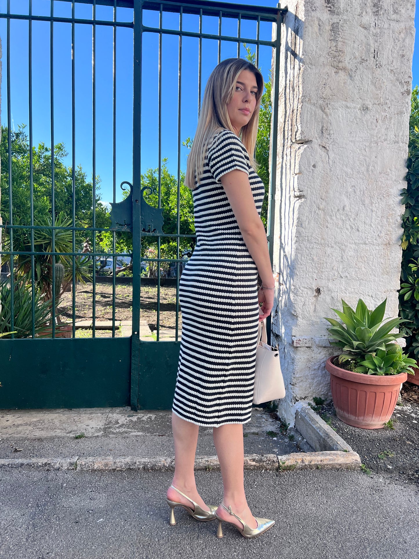 "Abito Lorianna con vestibilità sagomata e lunghezza midi - Vista laterale"