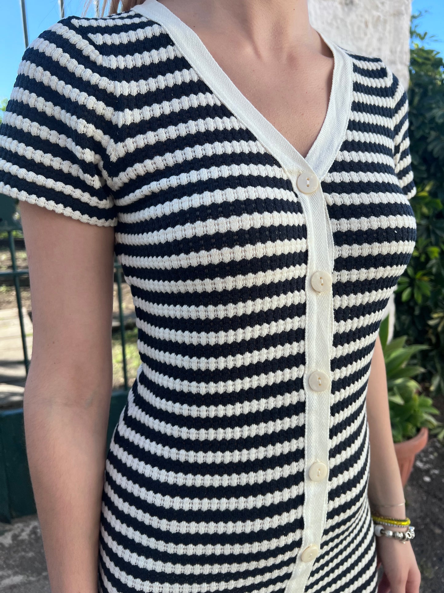 "Dettaglio tessuto traforato a maglia dell'Abito Lorianna - 50% cotone, 50% poliestere"