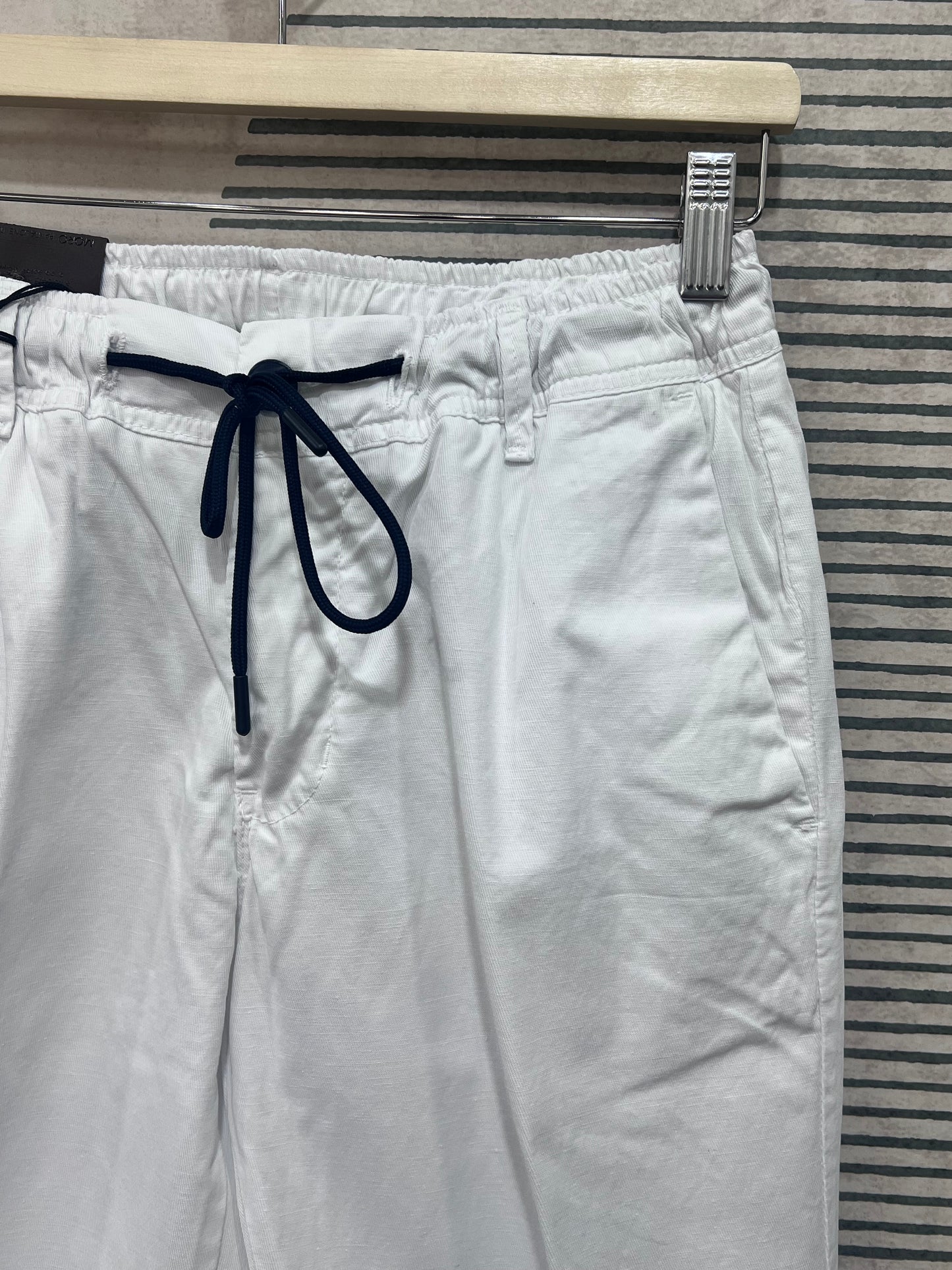 Dettaglio tasca americana pantalone uomo lino e cotone - eleganza casual