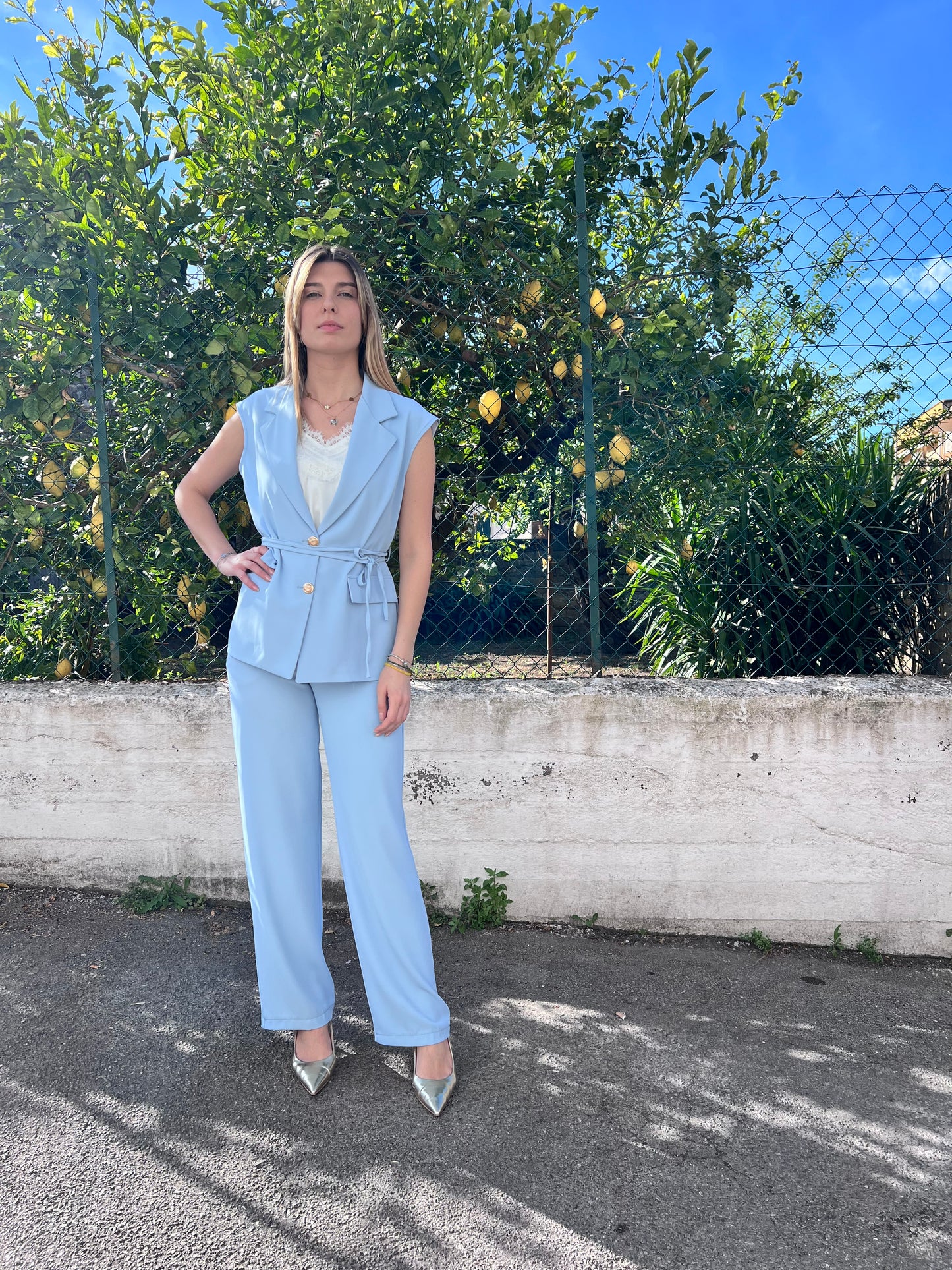 "Pantalone palazzo ad alta vita del Completo Cord Set GL in colore polvere. Vestibilità comoda e regolare."