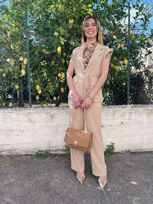 "Modella indossa taglia S del Completo Cord Set GL. Outfit elegante per occasioni speciali."