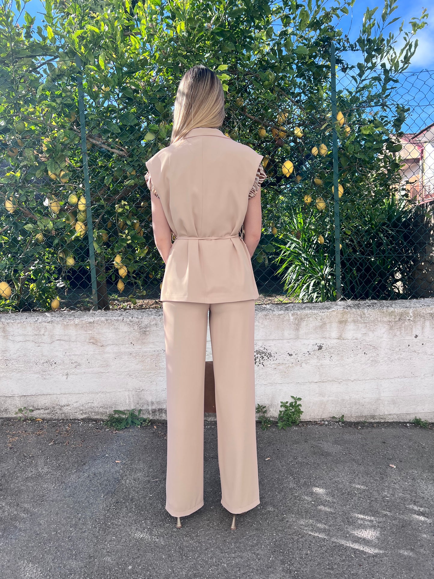 "Completo Cord Set GL indossato. vista posteriore, Outfit elegante e versatile per diverse occasioni."