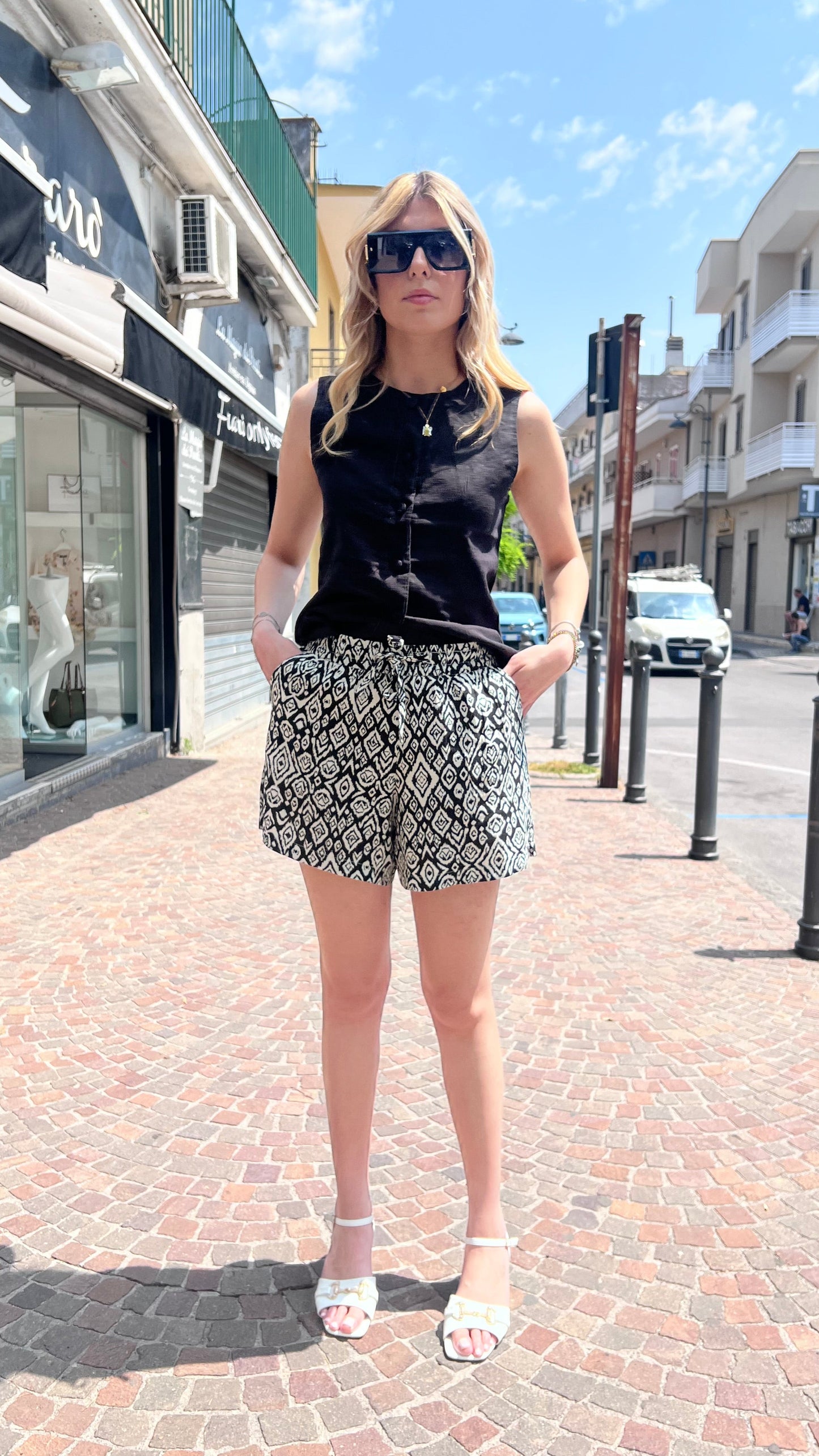 "Shorts SHO lino viscosa donna indossati modella outfit estivo casual"