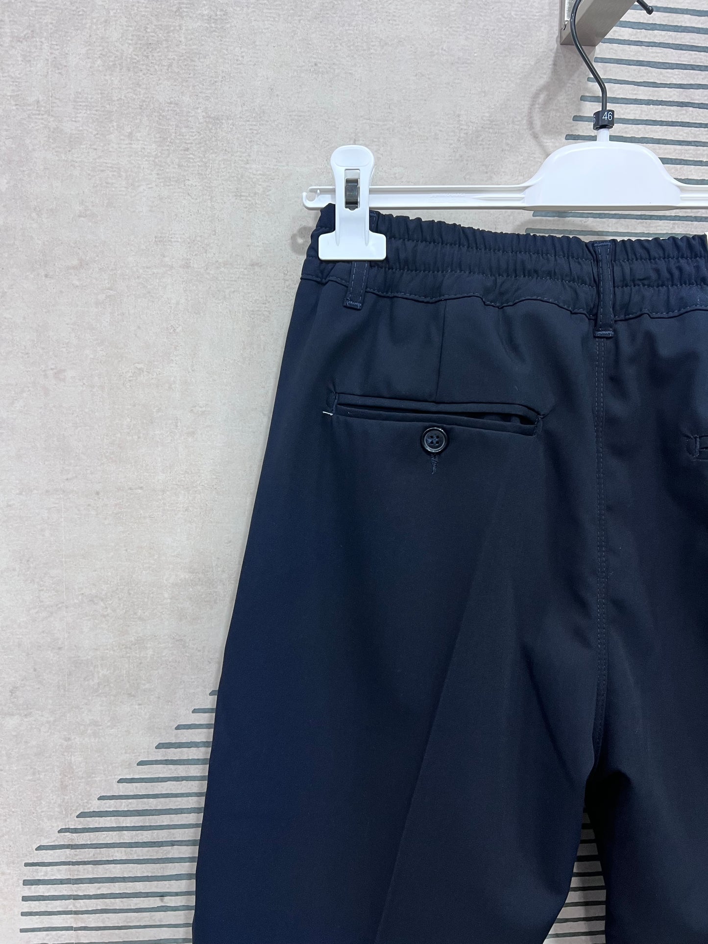 Bermuda uomo poly viscosa blu – dettaglio tasche posteriori.