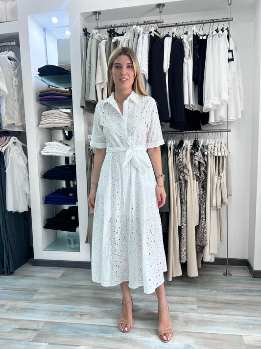 Abito lungo donna in pizzo bianco 100% cotone Made in Italy, mezza manica con abbottonatura frontale e cintura in vita – Frarò - indossato da modella